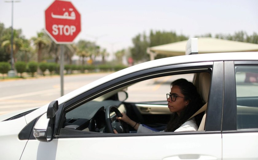Mulheres sauditas chegam às ruas e estradas com fim da proibição para dirigir