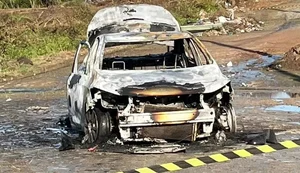 Sem seguro: carro de motorista por aplicativo fica destruído após pegar fogo em Arapiraca