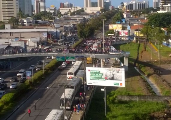 Cepa: Sem transporte escolar há vários dias, alunos bloqueiam na Fernandes Lima