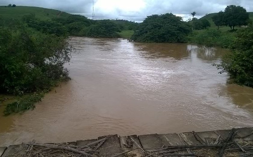 Rio Jacuípe transborda por conta das chuvas e deixa cidade inundada
