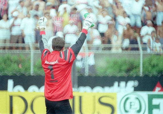 Agora treinador, Rogério Ceni celebra 20 anos de seu primeiro gol