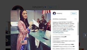 Katy Perry usa figurino patriótico ao votar e celebra 32 anos de idade