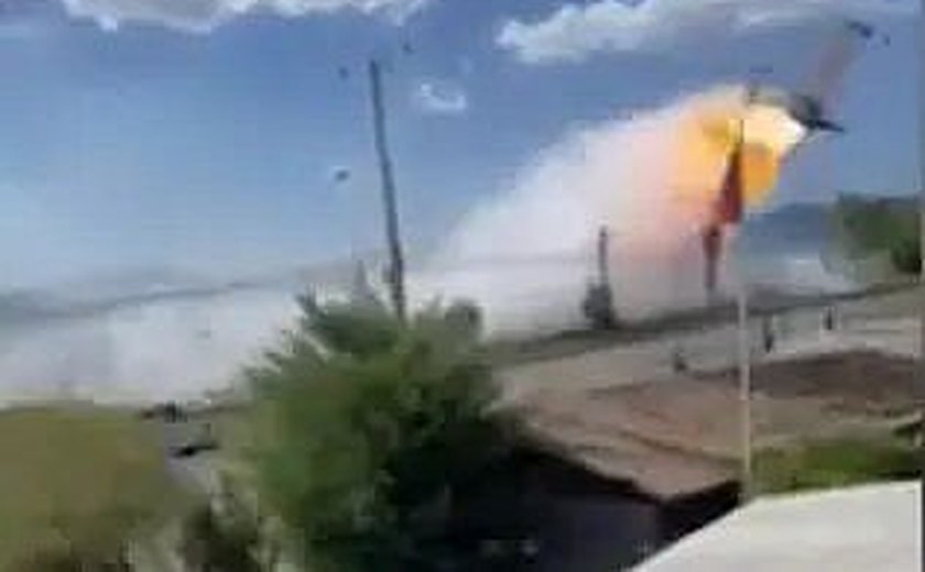Avião pega fogo no ar e cai em rodovia no Chile