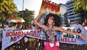 Bloco 'Nêga Fulô' arrasta multidão no Carnaval do Bicentenário na Ponta Verde