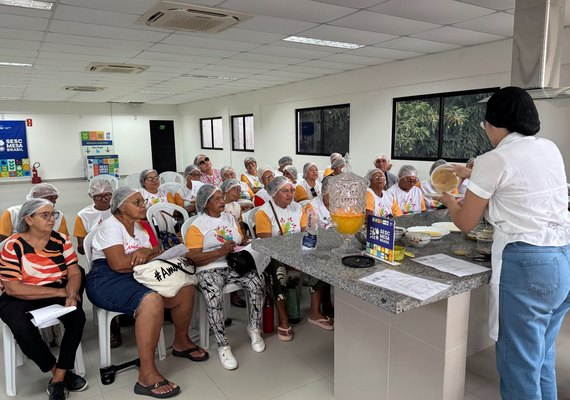 Sabor sem desperdício: oficina do Sesc ensina pessoas idosas a aproveitarem alimentos por completo