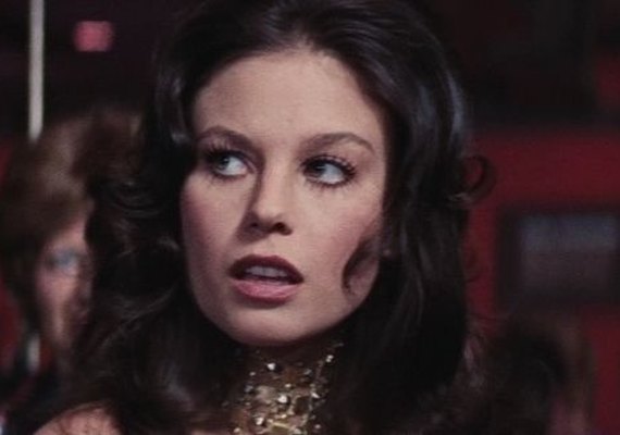Ex Bond Girl perde tudo e mora em quarto de hotel com filha, genro e netos