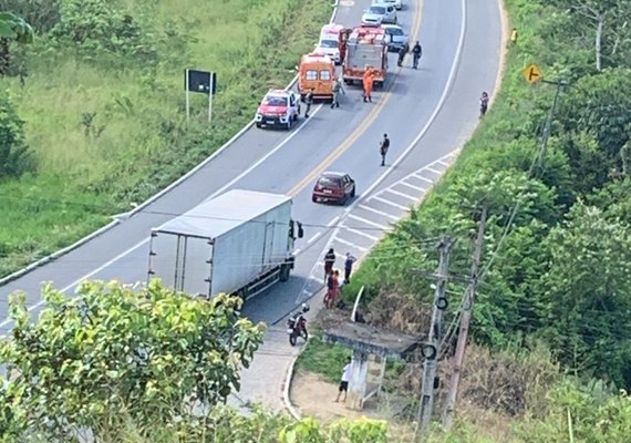 Motorista tem mal súbito, perde a direção do carro, sai da pista e morre na BR-104