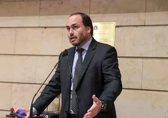 MP denuncia sete pessoas por rachadinha no gabinete do vereador Carlos Bolsonaro