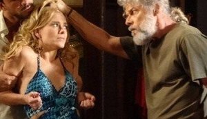 'Fina Estampa': Pereirinha ataca Teodora e ela confessa que achou tesouro