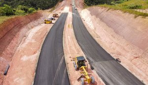 Mais um trecho de acesso ao Aterro Sanitário recebe pavimentação