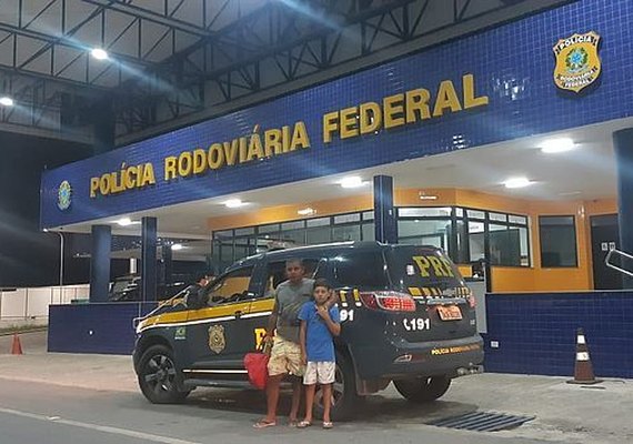 Criança salta de moto em movimento antes de acidente e sai ilesa