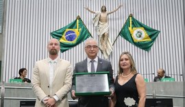 Médico alagoano recebe o maior título cearense e seu conterrâneo faz discurso emocionante