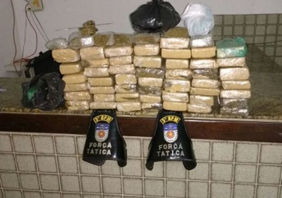 Polícia encontra 49kg de maconha prensada dentro de casa na parte alta