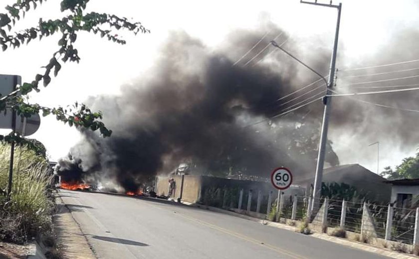 Em protesto contra mineradora, moradores bloqueiam rodovia em Craíbas