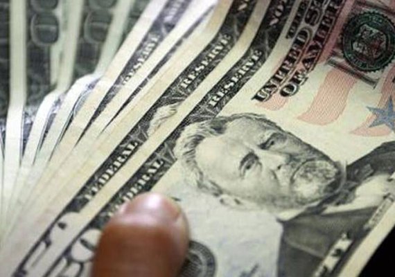 Dólar cai abaixo de R$ 3,20 nesta segunda-feira (9), de olho no exterior