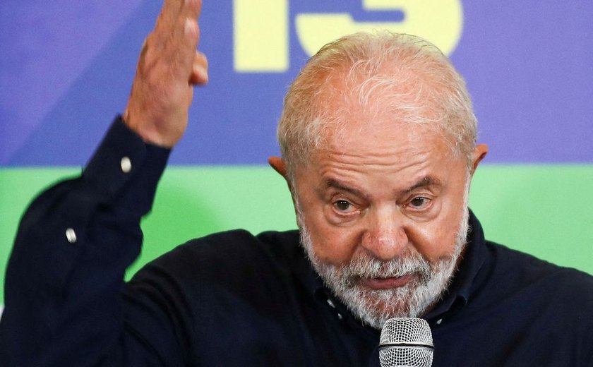 Lula passa por cirurgia para retirada de lesão na laringe