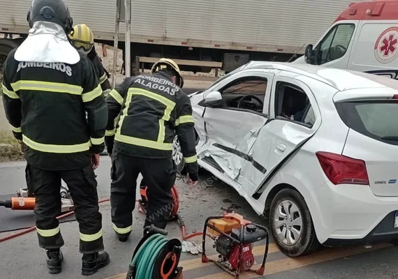 Estudante fica ferida em colisão entre carro e caminhão na BR-101, em São Miguel dos Campos