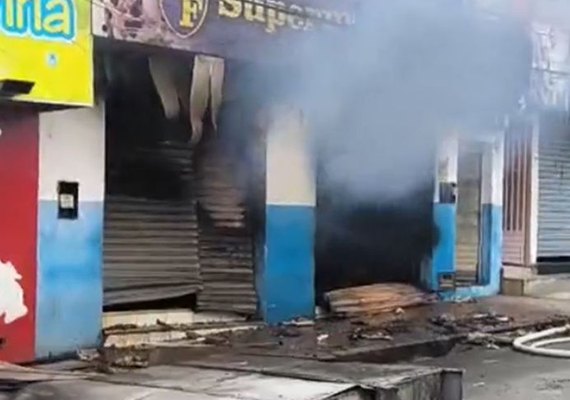 Vídeo: incêndio atinge mercadinho em Palmeira dos Índios