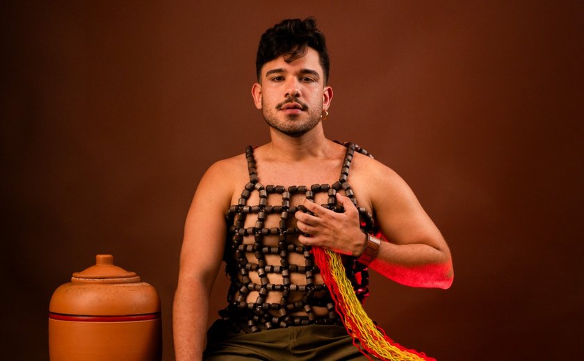 Show Brasileiríssimo, do cantor Matheus Fonttes, chega ao Theatro Homerinho com edição comemorativa de dois anos