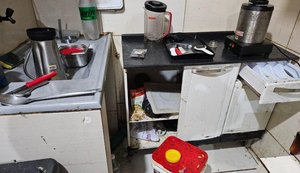 Vigilância Sanitária interdita hamburgueria por descumprir normas sanitárias