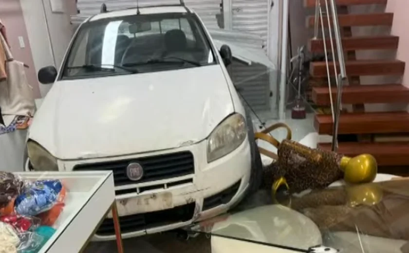 Carro invade loja no Jacintinho e deixa destruição em Maceió