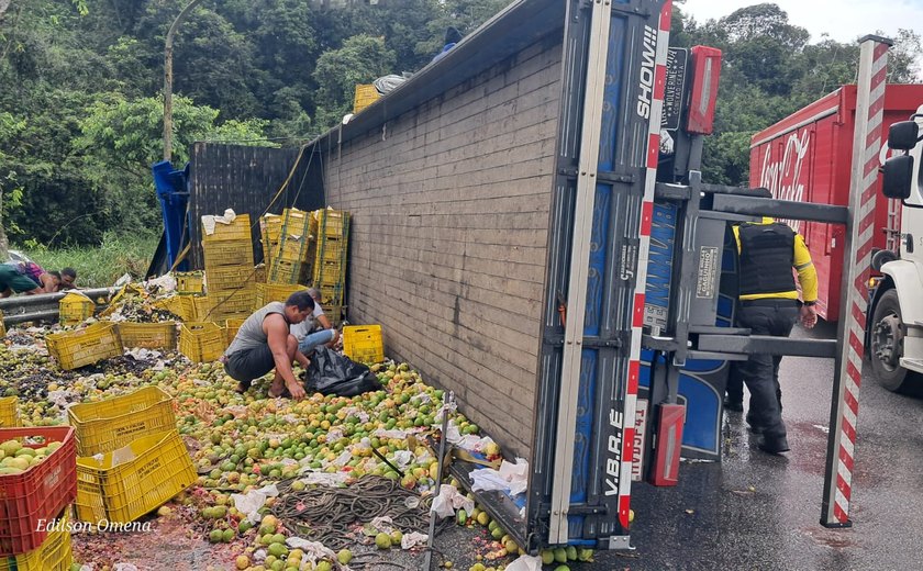 Carreta carregada de frutas tomba em ladeira de Satuba