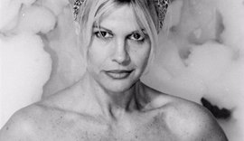 Monique Evans completa 61 anos e fotógrafo abre baú com fotos sensuais
