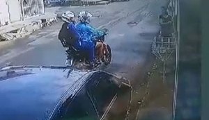 Mulher é rendida na porta de casa e tem celular roubado por dupla armada