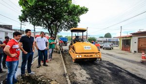 Prefeito Rui Palmeira vistoria obras no bairro do Trapiche