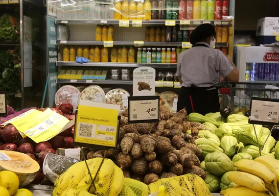 Contratos de trabalho por hora em supermercados aumentam precarização