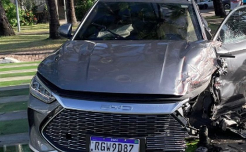 Carro e caminhão colidem na orla da Ponta Verde