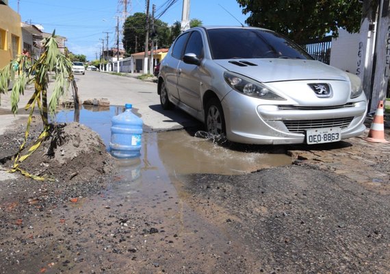 Buraco com vazamento de água tira sossego de moradores da Rua Zeferino Rodrigues no Poço