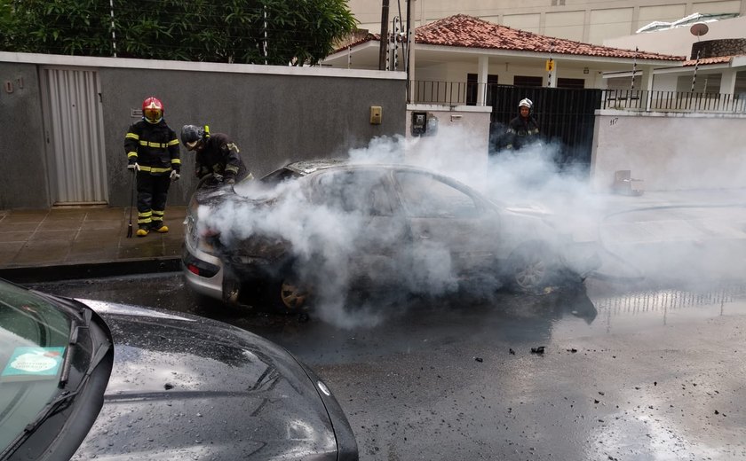 Veículo pega fogo na Mangabeiras e Bombeiros são acionados para apagar as chamas