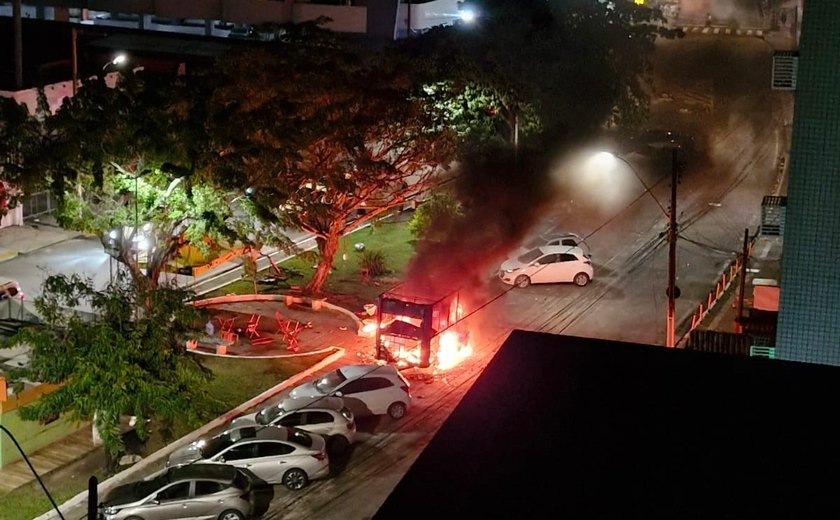 Vídeo: food truck é destruído por incêndio na Pajuçara