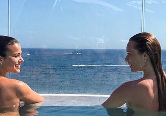 Mariana Ximenes e Bruna Marquezine posam de topless em piscina