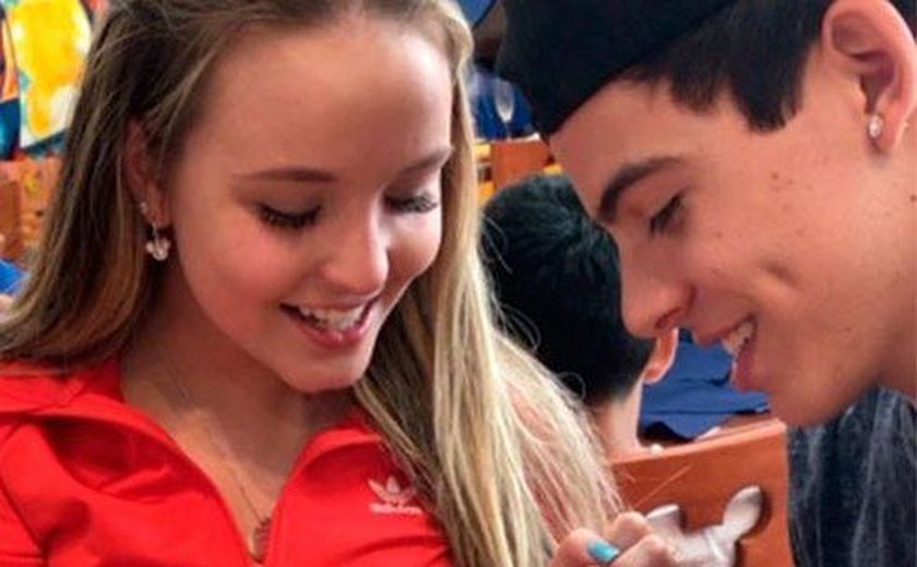 Atriz Larissa Manoela e Thomaz Costa trocam alianças de compromisso