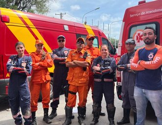 Equipes do Corpo de Bombeiros e do Samu salvam vítima de afogamento na Pajuçara