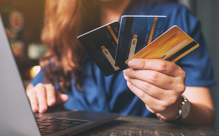 65% dos brasileiros têm mais de um cartão de crédito, mostra pesquisa da Serasa