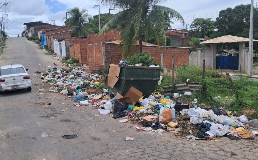 Lixo volta a se acumular em rua do Conjunto Carminha