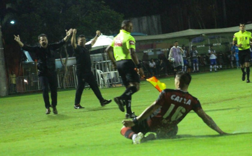 Copa do Nordeste: Vitória vira para cima do Bahia e sai na frente