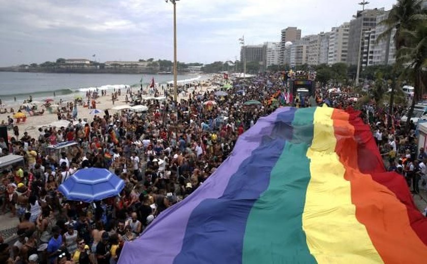 Parada do Orgulho LGBT reúne milhares de pessoas na Praia de Copacabana