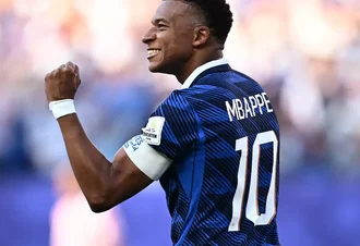 De pênalti, França vence retranca do Paraguai e se classifica na Copa