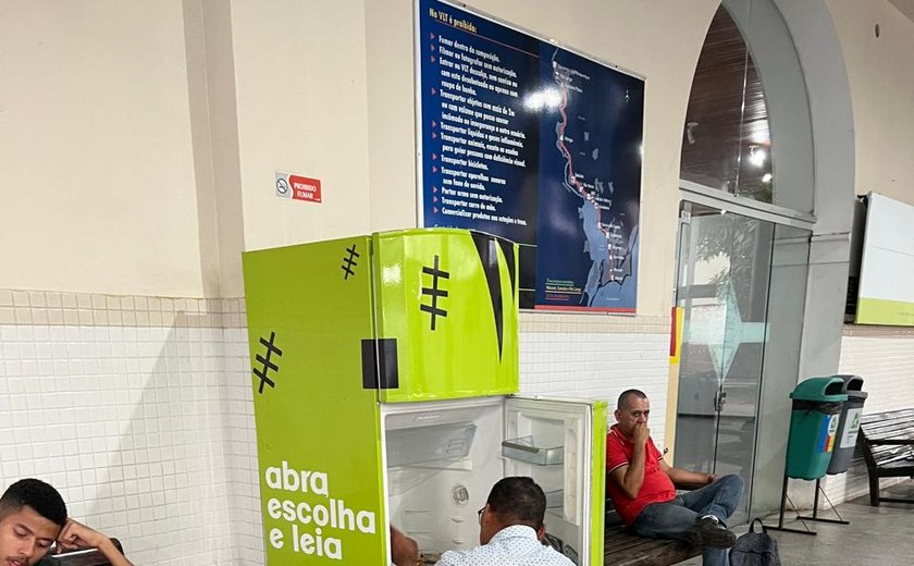 Geladeira Literária distribuiu mais de quatro mil livros em seis anos