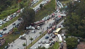 Grave acidente envolve carreta e mais de 20 veículos na BR-356 em BH