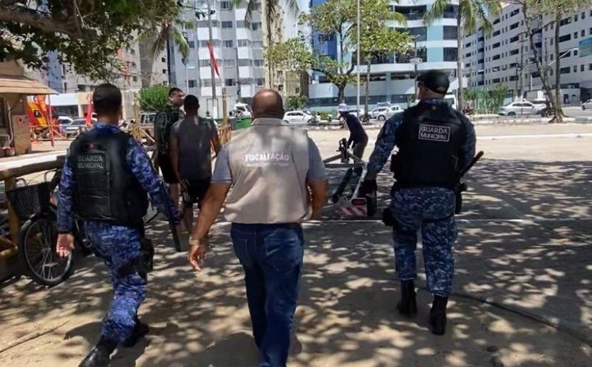 Operações apreendem carrocinhas e moto aquática usadas irregularmente na orla
