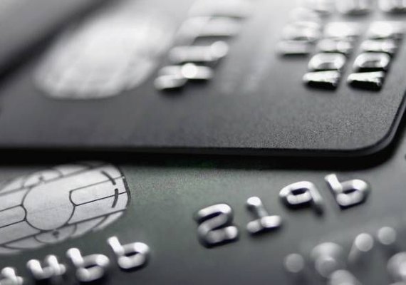 Juros do rotativo do cartão caem pela metade e atingem 233% ao ano