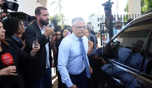 Defesa de Bolsonaro diz que tornozeleira humilha e nega plano de fuga