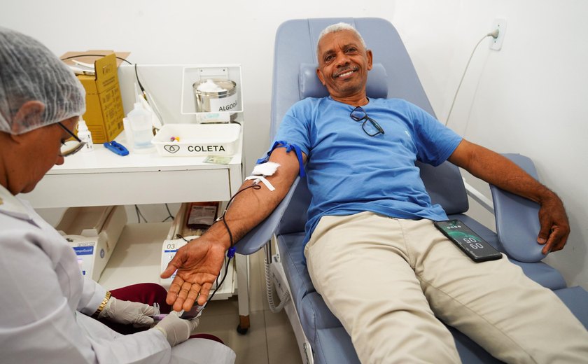 Doador alagoano realiza 60ª doação de sangue e recebe homenagem no Hemoal