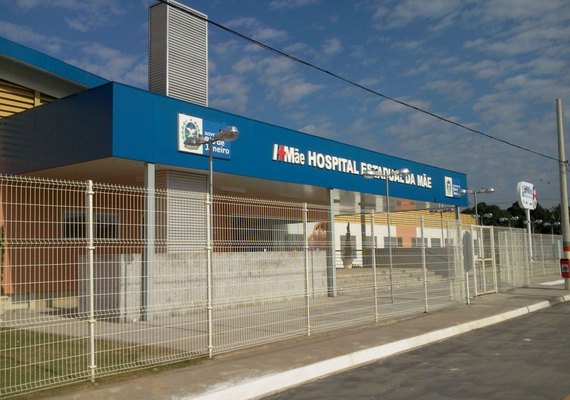 Mulher é presa ao fugir de hospital com bebê escondido em sacola