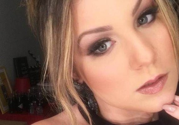 Ex-BBB Cacau vai atrás de namorado nas ruas e ouve 'não' de homens